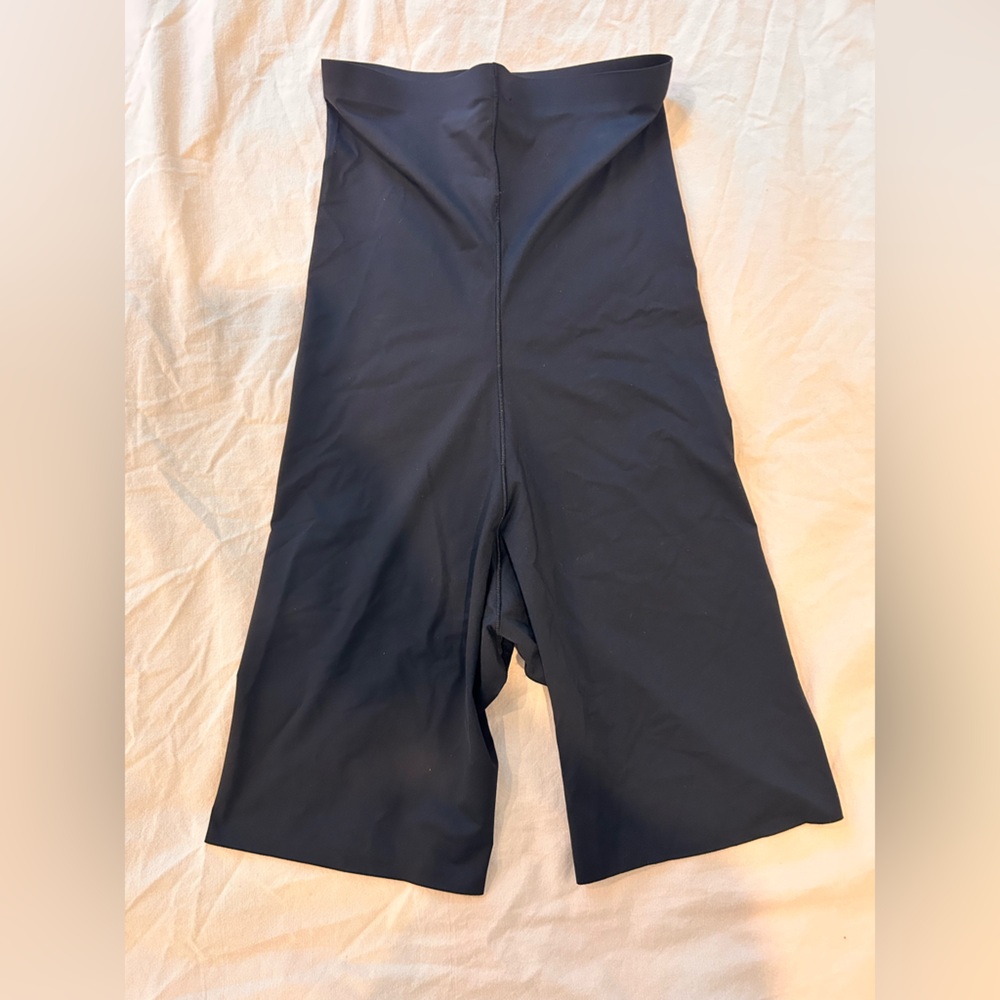 SPANX High-Waisted Mid-Thigh Black Short - Picture 2 of 4